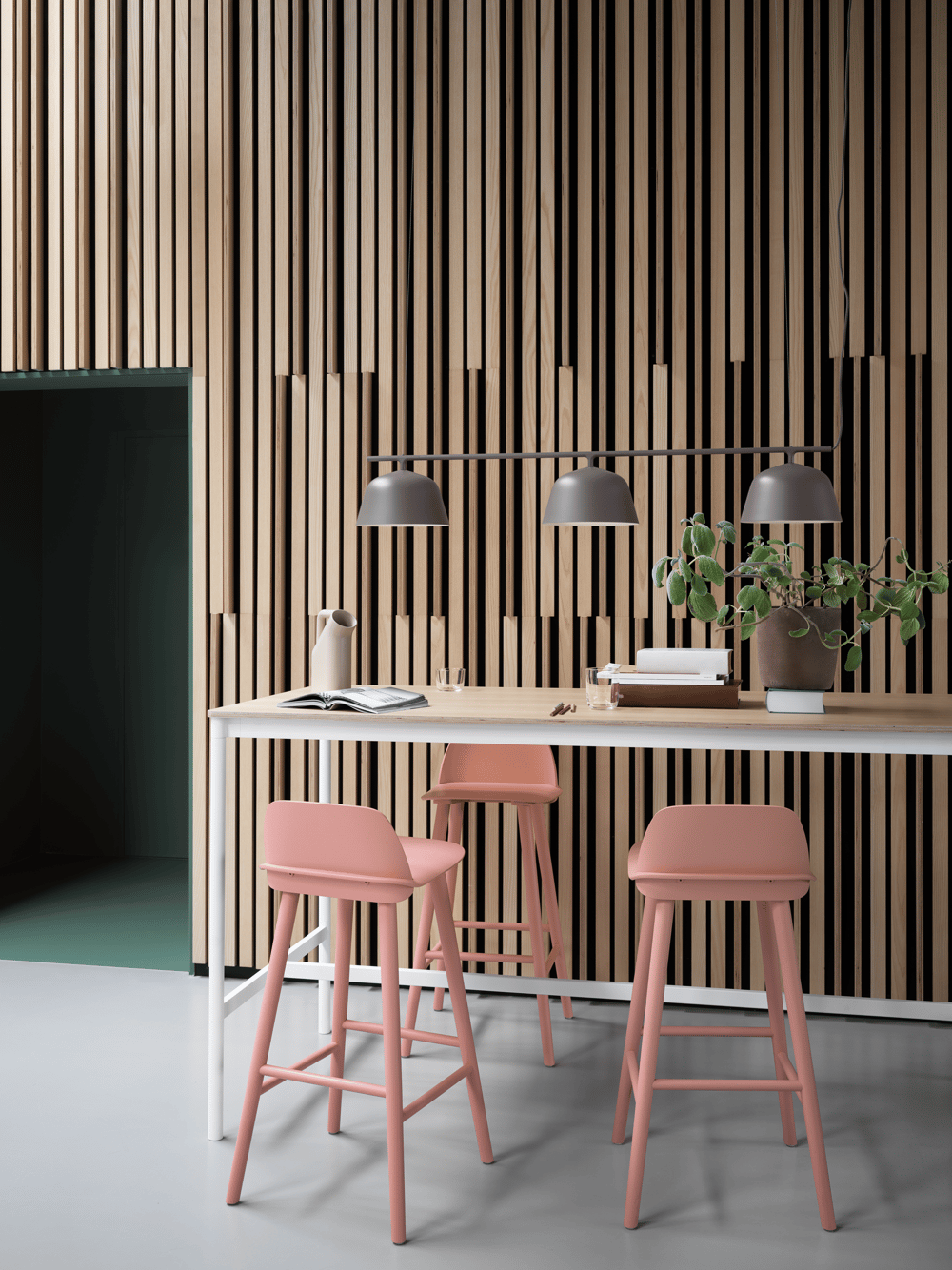 /cdn-cgi/image/width=1500,quality=85,format=auto/globalassets/content-media/images/stories/designing-the-social-workplace/nerd-bar-stool-tan-rose-base-high-table-oak-white-ambit-rail-lamp-taupe-tub-jug-muuto-org.png