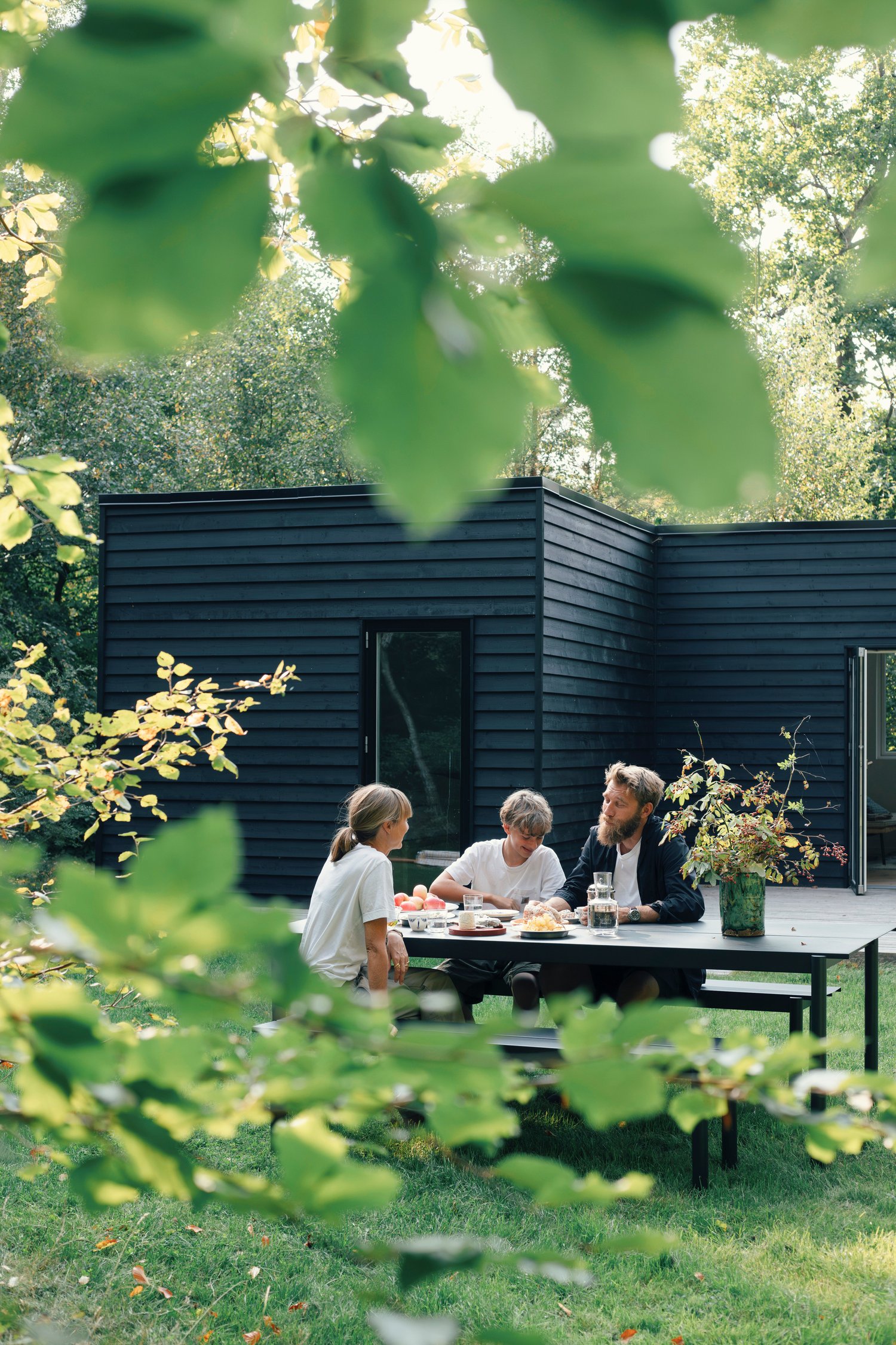 /cdn-cgi/image/width=1500,quality=85,format=auto/globalassets/content-media/images/stories/outside---with-karstad-family/muuto_karstad_023.jpg