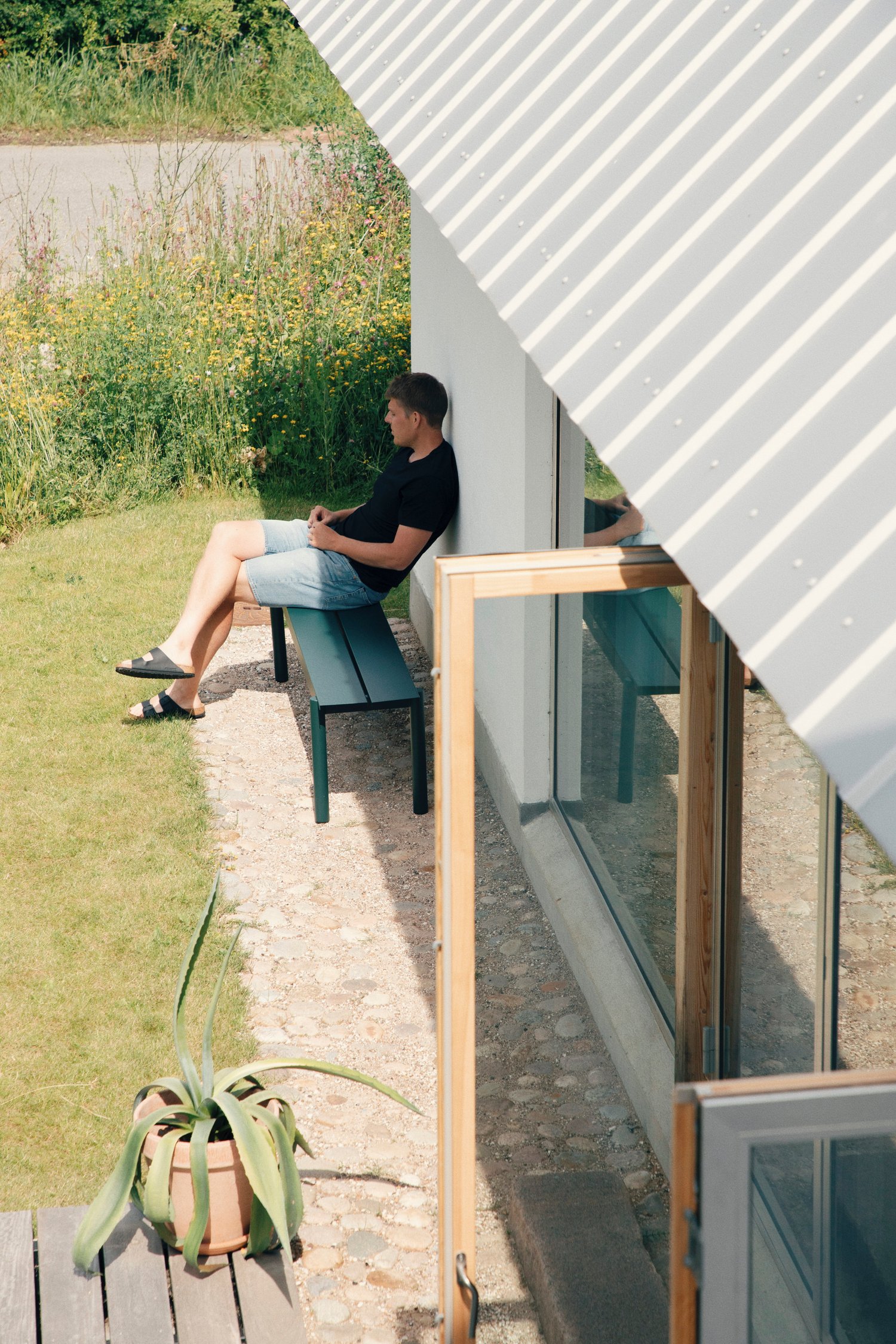 /cdn-cgi/image/width=1500,quality=85,format=auto/globalassets/content-media/images/stories/outside-with---casper-and-alexandra-borg-moller/muuto_casperalexandra_013.jpg