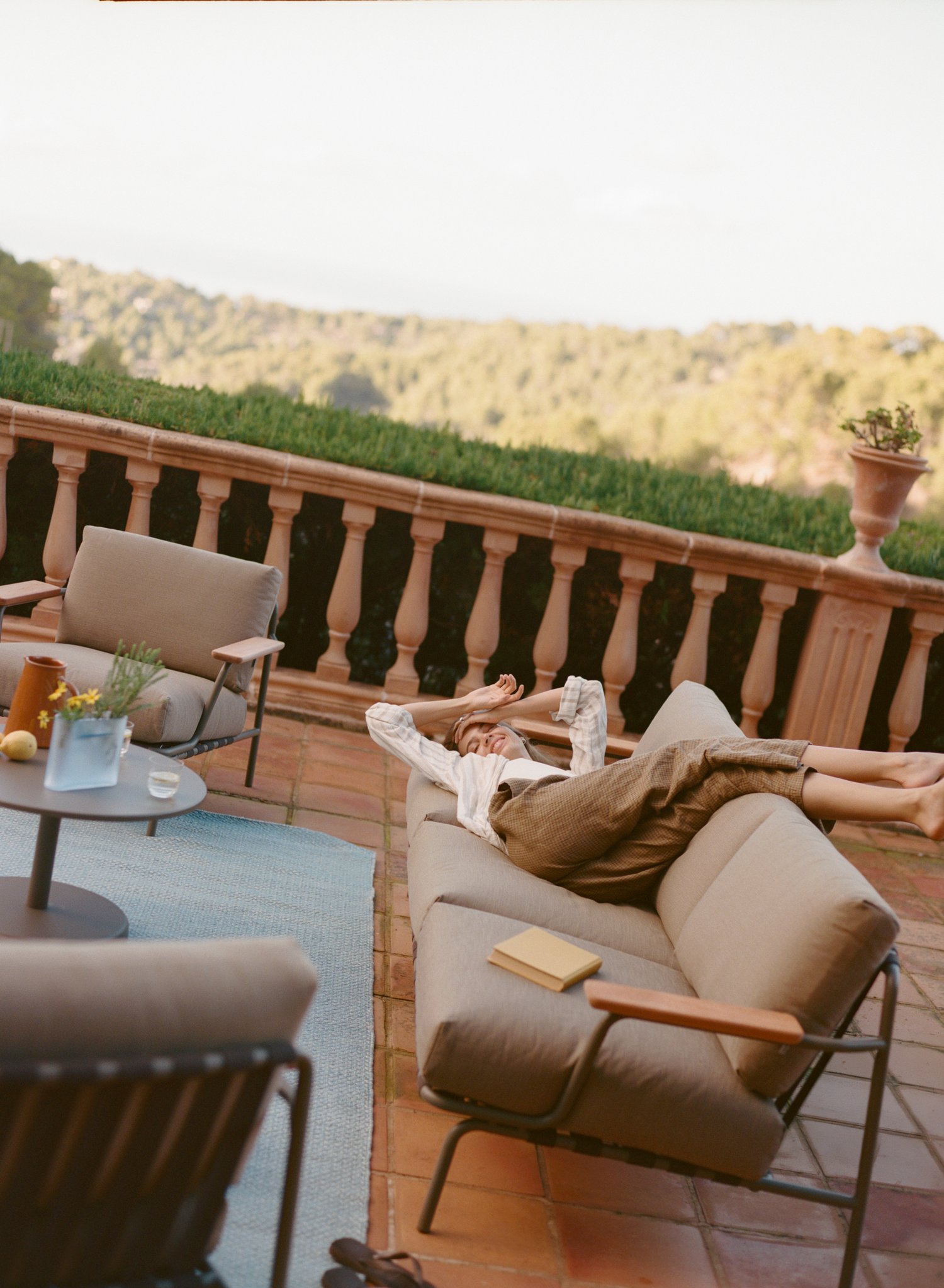 /cdn-cgi/image/width=1500,quality=85,format=auto/globalassets/content-media/images/stories/outside-with---constanze-saemann/70448-1-0002_251106_muuto_mallorca_ryan_brabazon.jpg