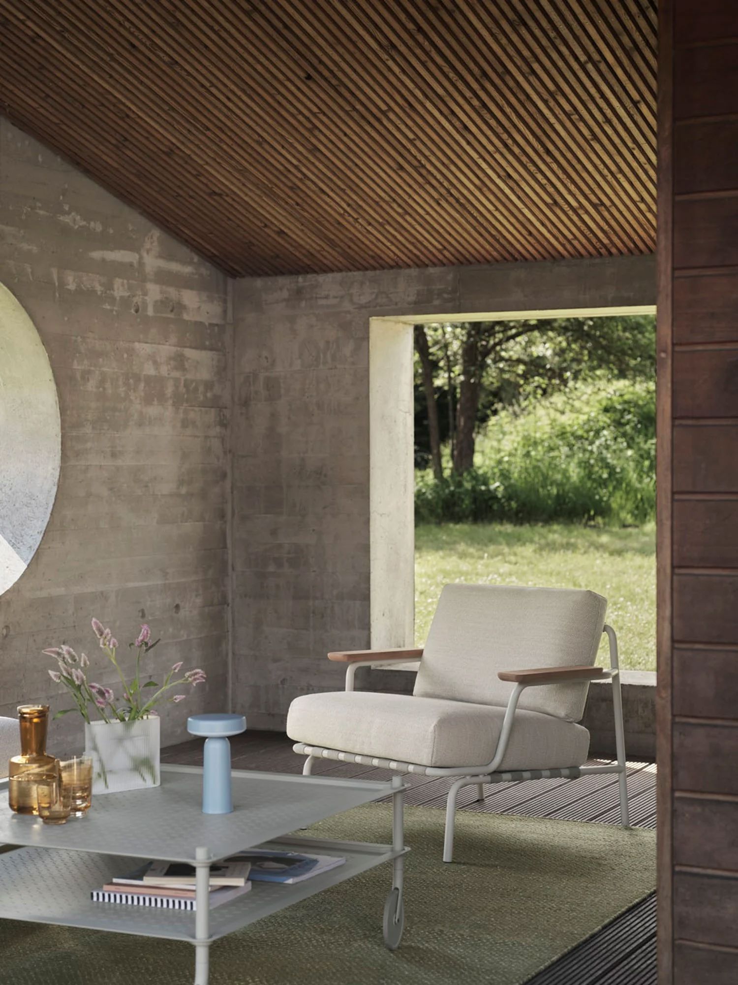 /cdn-cgi/image/width=1500,quality=85,format=auto/globalassets/content-media/images/stories/product-story-settle-in-comfort/settle-lounge-chair-laze-1-grey-flow-coffee-table-grey-ply-rug-recycled-polyester-moss-green-ridge-vase-16-white-frosted-muuto-low-res_optimized.jpg