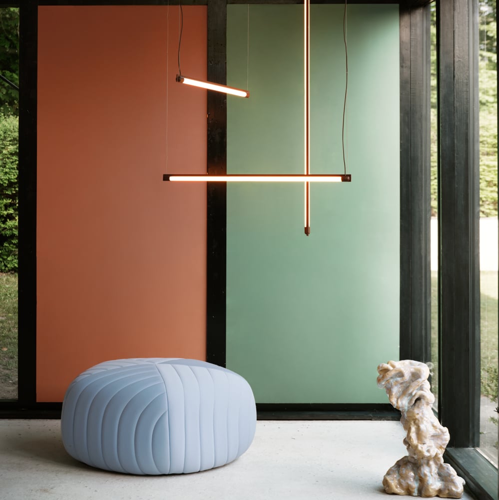 /cdn-cgi/image/width=1500,quality=85,format=auto/globalassets/content-media/lighting-guide/light-up-the-interior/slider/fine-suspension-lamp-deep-red-five-pouf-planum-271-muuto-org-2x2-tiles-half-size-image.png