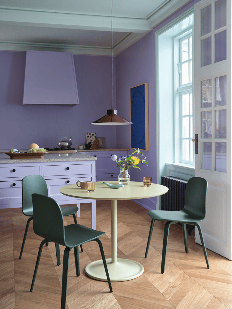 /cdn-cgi/image/width=1500,quality=85,format=auto/globalassets/content-media/lighting-guide/pendant-lamps/soft-table-95-h73-beige-green-visu-chair-dark-green-top-pendant-36-deep-red-muuto-org.png