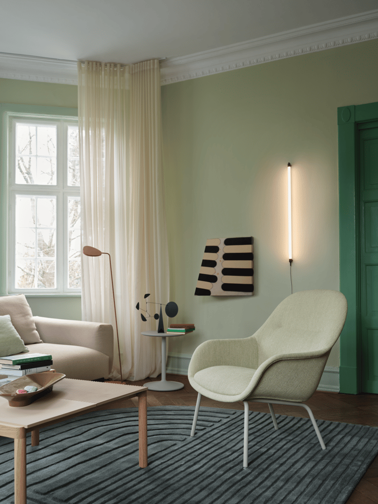 /cdn-cgi/image/width=1500,quality=85,format=auto/globalassets/content-media/lighting-guide/wall-lamps/fiber-lounge-armchair-ecriture-910-grey-in-situ-3-seater-config-4-acca-121-fine-wall-90-couple-sand-relevo-muuto-org.png