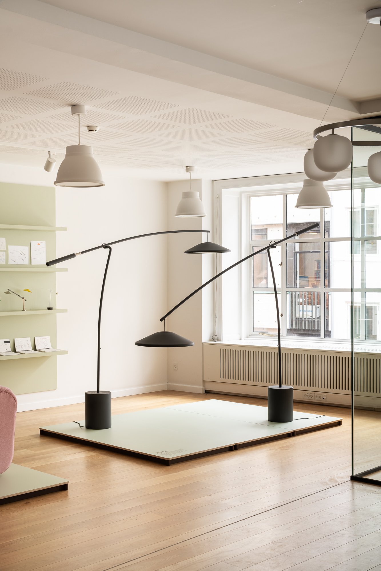 /cdn-cgi/image/width=1500,quality=85,format=auto/globalassets/katja--nanna/3days-recap-story/images/muuto-showroom-3dd-2026-contra-floor-lamp-proces-04-lo-res.jpg