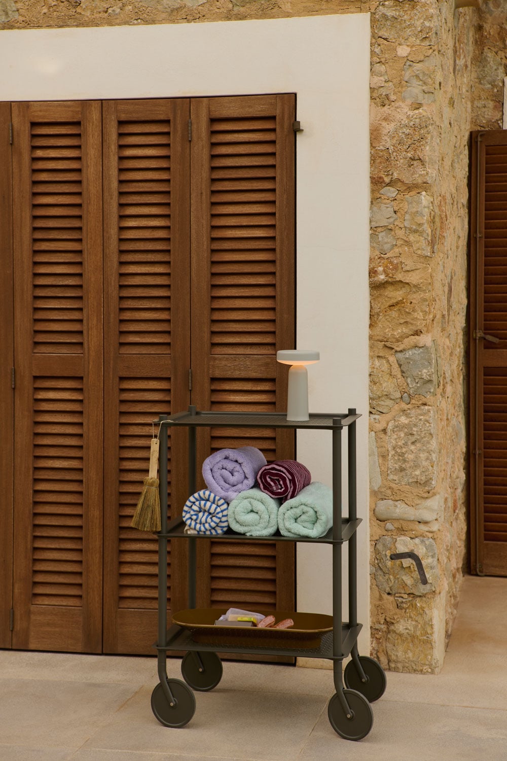 /cdn-cgi/image/width=1500,quality=85,format=auto/globalassets/katja--nanna/outdoor/flow-trolley-3-layer-taupe-ease-table-lamp-taupe-low-res.jpg