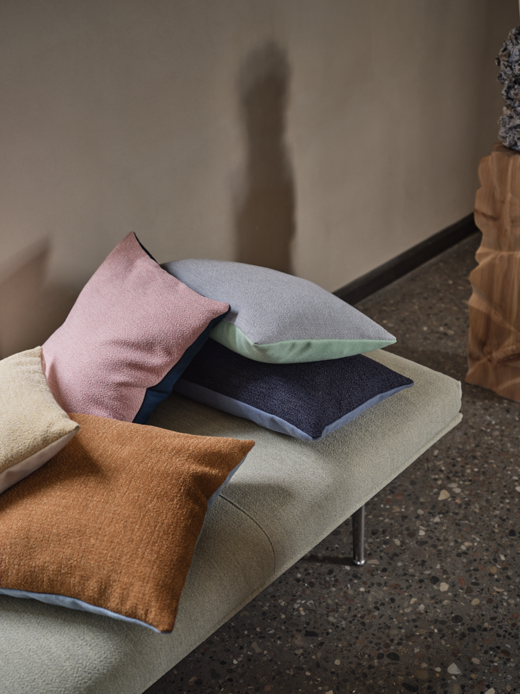 mingle-cushion-outline-daybed-ecriture-910-polished-alu-muuto-org.png