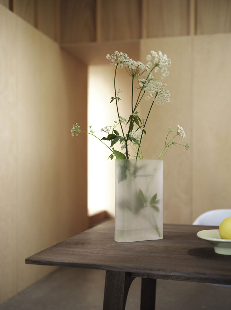 earnest-table-dark-oiled-oak-ridge-vase-35-white-frosted-glass-muuto-low-res