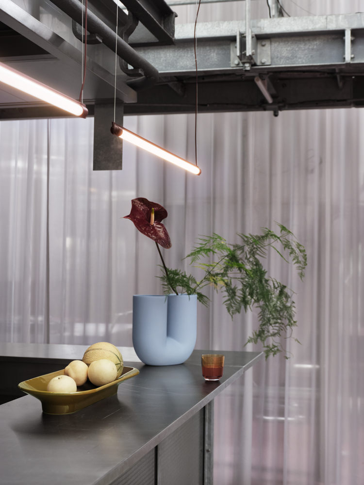 fine-suspension-lamp-90-deep-red-mere-bowl-brown-green-kink-raise-muuto-org
