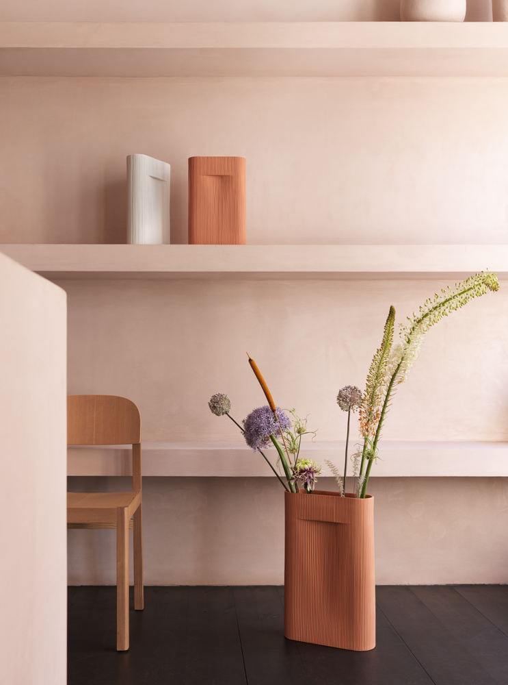 ridge-vase-teracotta-off-white-workshop-chair-oregon-pine-muuto-org