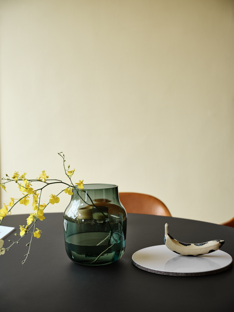 silent-vase-20-dark-green-midst-table-160-black-fiber-armchair-refine-leather-cognac-muuto-org