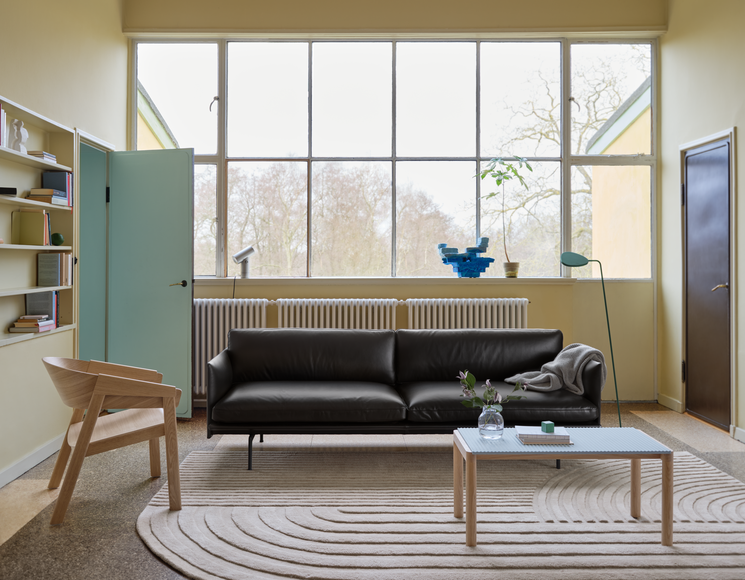 outline-3-seater-refine-leather-black-cover-lounge-couple-1-wavy-pale-blue-oak-silent-11-relevo-off-white-leaf-floor-beam-muuto-org