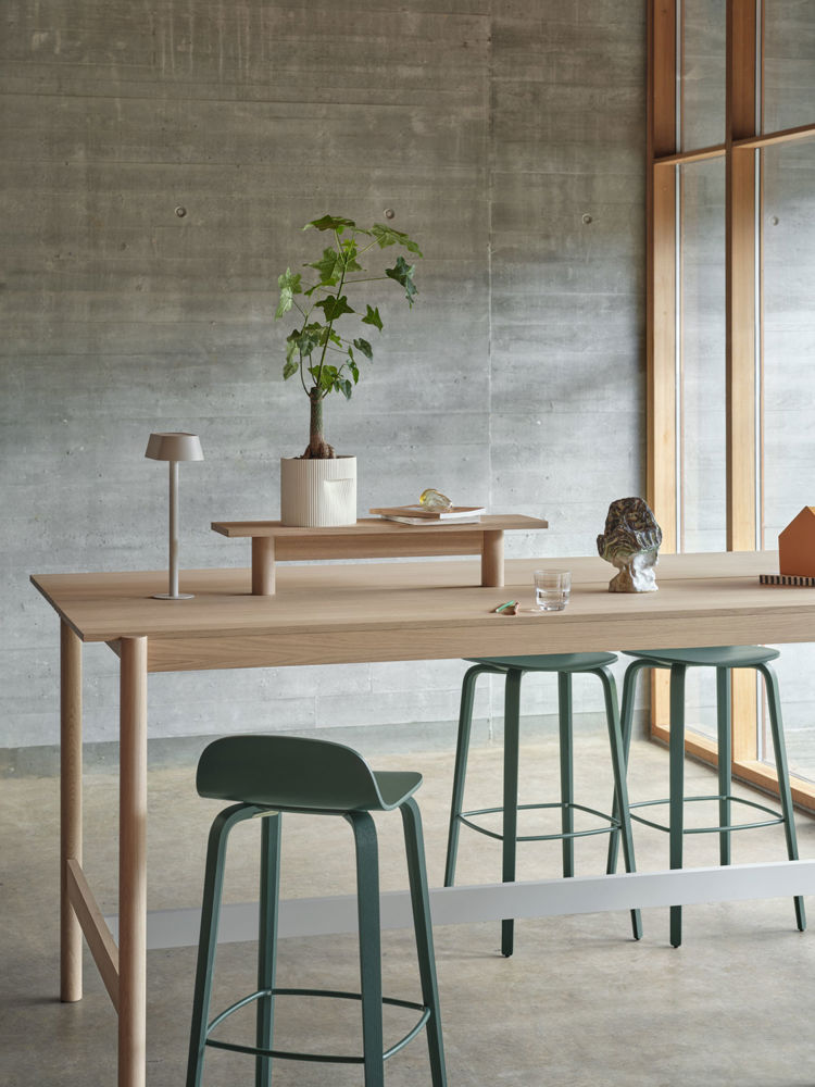 linear-system-high-table-105-oak-tray-75-visu-bar-stool-75-dark-green-ridge-planter-15-off-white-linear-table-lamp-muuto-low-res