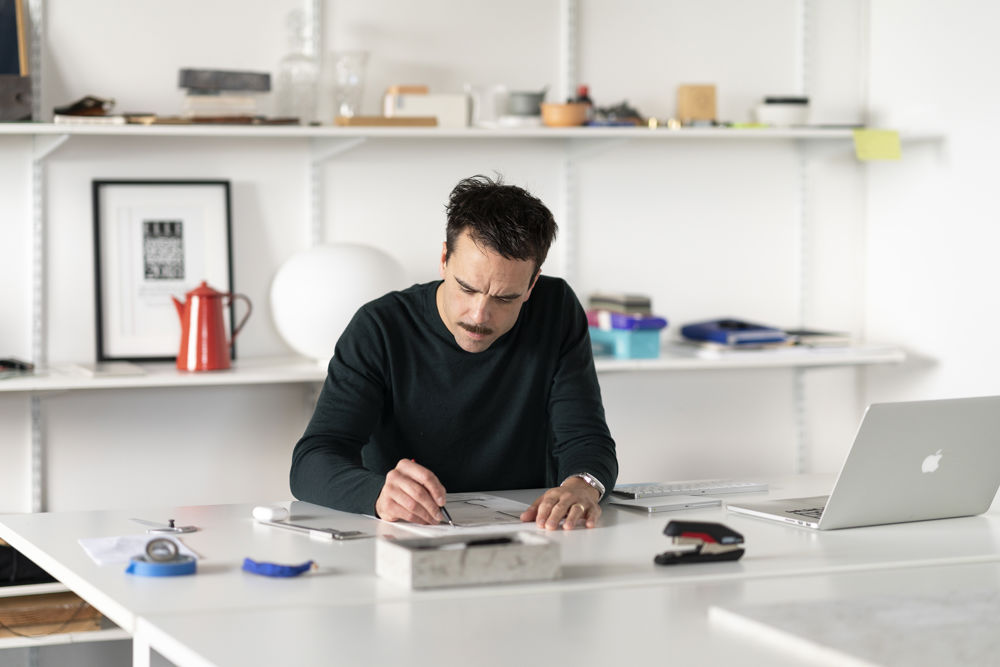 jens-fager-tip-lamp-story-muuto-hi-res-1