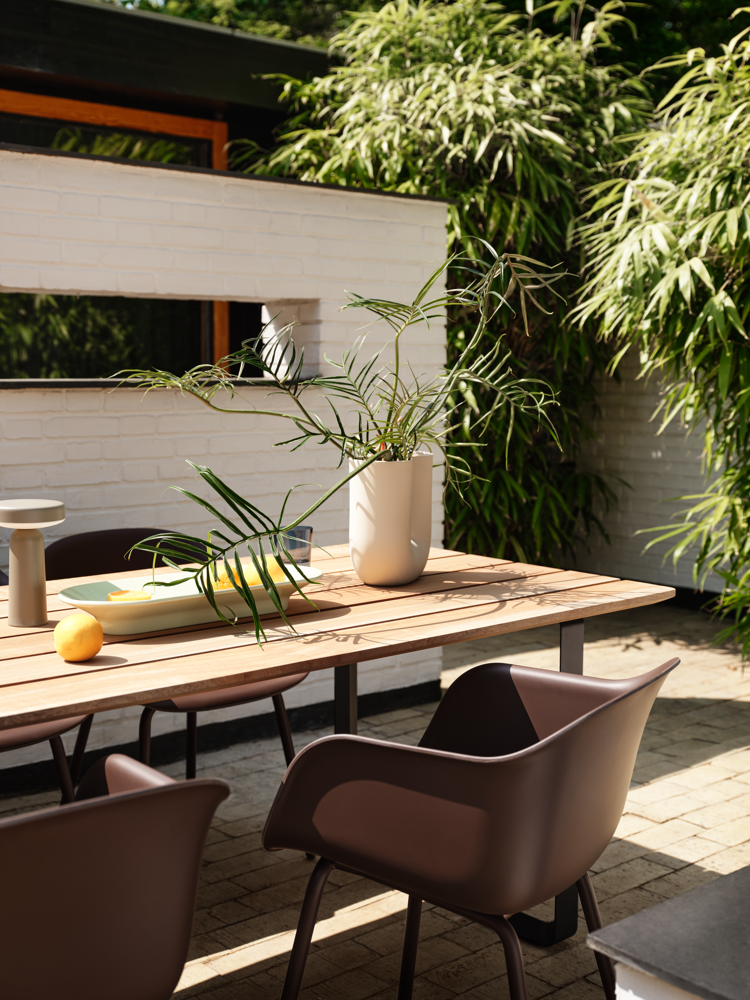 70-70-outdoor-table-sapele-mahogany-anthracite-black-fiber-outdoor-armchair-brown-red-mere-light-green-kink-sand-ease-taupe-muuto-org.tif