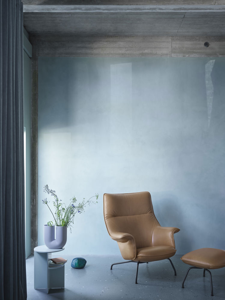 doze-lounge-chair-ottoman-cognac-leather-anthracite-black-halves-side-table-sage-green-kink-vase-light-blue-muuto-med-res