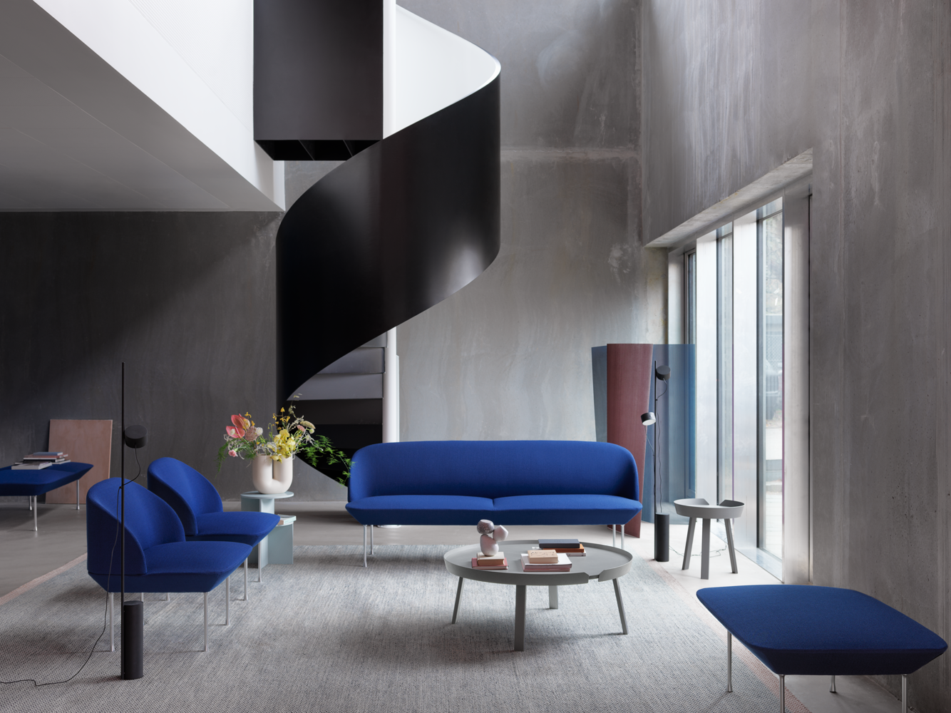 oslo-3-seater-lounge-pouf-bench-vidar-772-chrome-around-table-post-floor-lamp-kink-vase-muuto-org.png