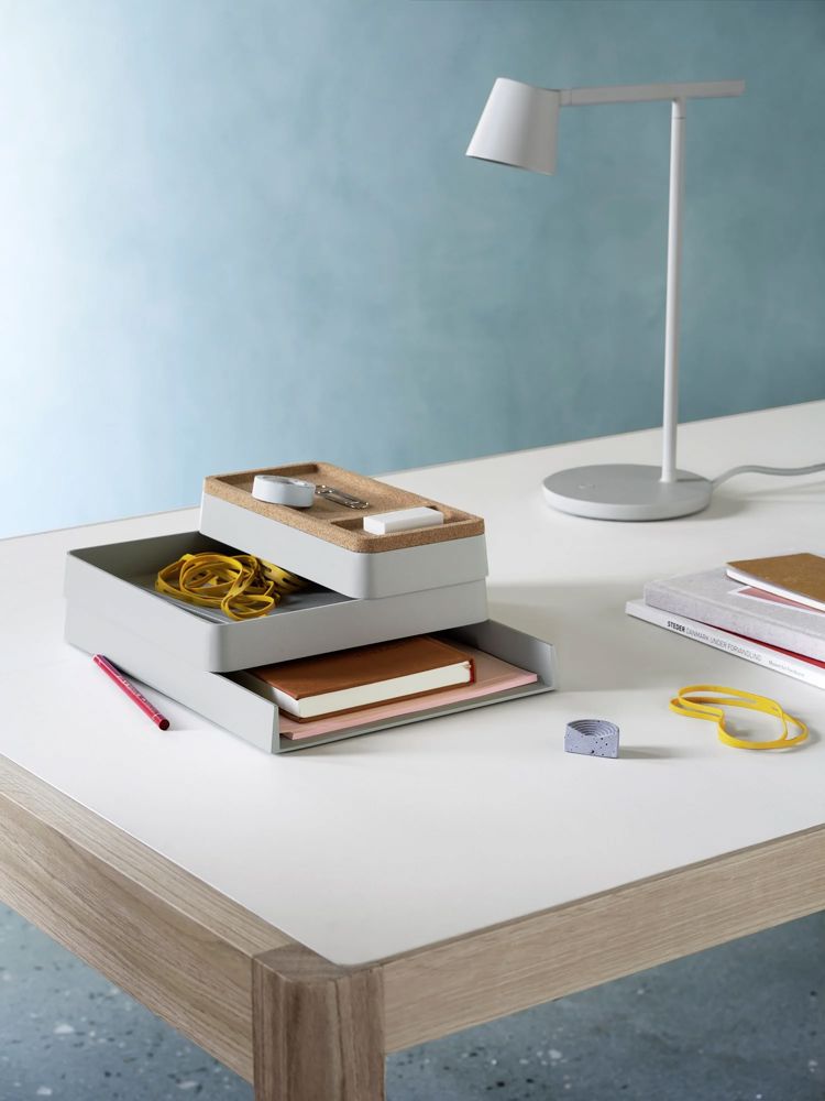arrange-desktop-series-grey-cork-tip-table-lamp-grey-workshop-table-warm-grey-linoleum-oak-muuto-med-res