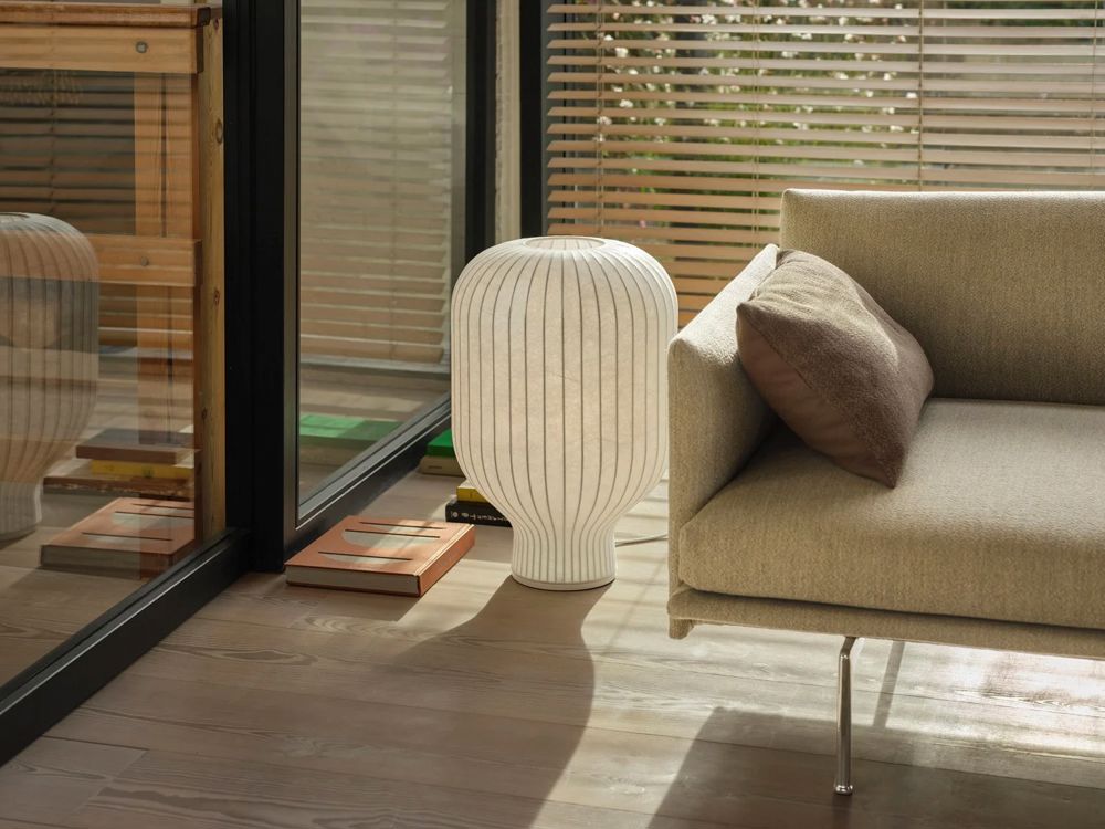 strand-table-lamp-59-outline-sofa-alu-ecriture-910-mingle-cushion-low-res